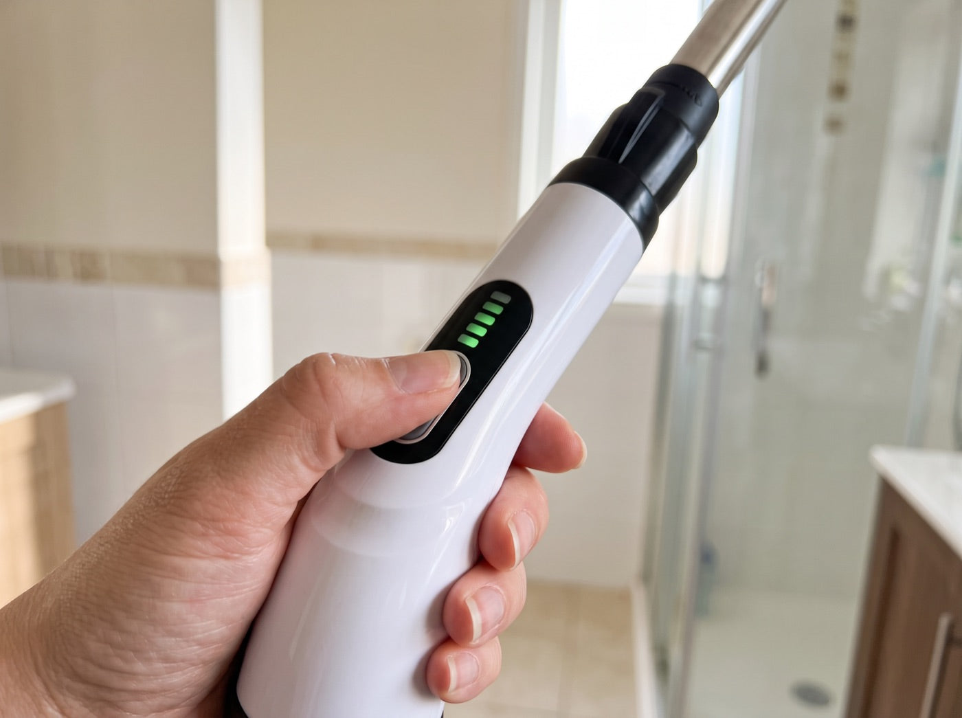 Mano encendiendo el cepillo con el indicador de batería en verde